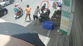Thanh niên trộm sầu riêng bỏ vào cốp xe bị đấm không trượt phát nào