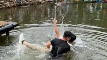 Chàng trai đu dây ướt sũng vì sự nhiệt tình của nhân viên hồ nước