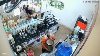 Nữ nhân viên bối rối khi làm đổ thùng trà sữa