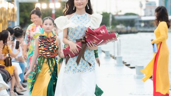 Hoa hậu Nguyễn Thanh Hà catwalk ở ga tàu thủy Bạch Đằng