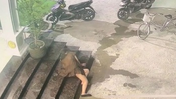 Cô nàng ngã dập mông khi xuống bậc thềm