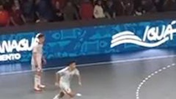 Pha dàn xếp đá phạt futsal khiến thủ môn đối phương đứng hình