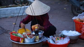 Gánh bánh mì xíu mại 5k/ổ thu 135 triệu đồng nhờ tiếng rao kỳ diệu