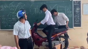 Học trò lầy lội làm 'lễ bàn giao xe máy' cho thầy giáo chủ nhiệm