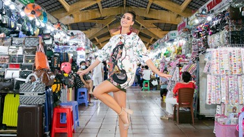 Hoa hậu trái đất 2022 Lindsey Coffey 'đại náo' chợ Bến Thành