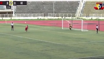 Cầu thủ sút penalty đưa bóng bay khỏi đường biên dọc