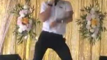 Chàng trai nhảy siêu dẻo khi cover 'Lạc trôi' phiên bản bolero