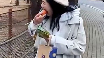 Cô gái cắn đôi củ cà rốt bị lạc đà nhổ nước miếng vì mất vệ sinh