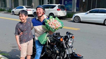 Tiến Luật được Thu Trang tặng xe mô tô khủng sau 6 năm mong đợi ngậm ngùi