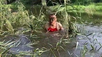 Video hài nhất tuần qua: Chàng trai núp bụi cỏ giả quốc kêu 'ăn cục bùn'