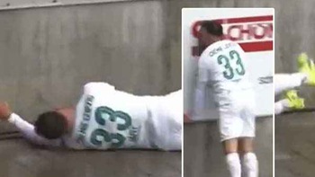 Cầu thủ ngất xỉu vì đập đầu vào tường khi nỗ lực cứu bóng