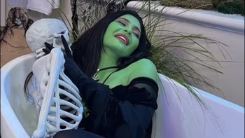 Kylie Jenner sơn người xanh lét, ôm bộ xương mô hình tạo dáng trong bồn tắm