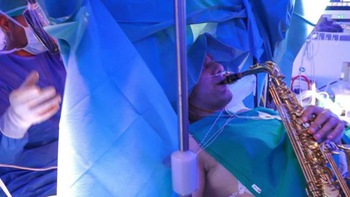 Sửng sốt với bệnh nhân vừa phẫu thuật não vừa chơi saxophone