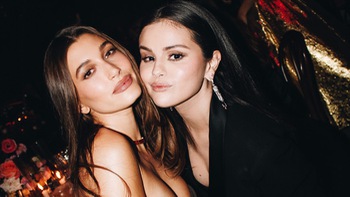 Hailey Bieber bất ngờ chụp chung với Selena Gomez thân như chị em gái