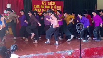 Các cụ bà đeo kính râm, nhảy dance cực cháy