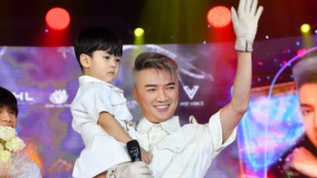 Đàm Vĩnh Hưng bất ngờ công khai con trai ruột trong live show mừng sinh nhật