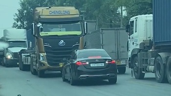 Xe Mercedes chạy ngược chiều bị tài xế container ép về đúng làn
