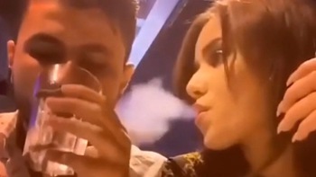 Cô gái nhận trái đắng khi nhả khói thuốc vào mặt bạn trai