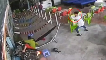 Cao thủ võ lâm 'xuất chiêu' khi người phụ nữ lao xe máy vào quán cà phê