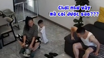 Lần đầu làm bố mẹ nên vẫn giành đồ chơi của con