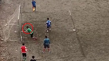 Thủ môn bắt penalty bị thủng lưới vì vội ăn mừng sớm