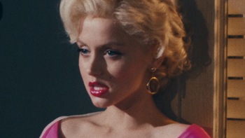 Nữ diễn viên hy sinh để ngực trần khi tái hiện Marilyn Monroe trong 'Blonde'
