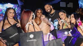 Rapper Drake chơi lớn tặng ‘cả lố’ túi hiệu cho dàn vũ công thoát y
