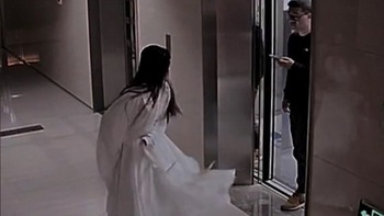 Thanh niên vội bấm thang máy từ chối khi 'ma nữ' xin đi cùng