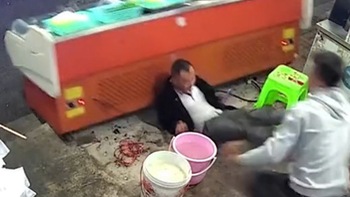 Người đàn ông say rượu ngồi hụt ghế làm đổ tủ đông