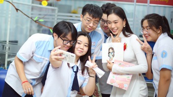 Hoa hậu Ban Mai xinh tươi về thăm trường cũ, giao lưu truyền cảm hứng cho đàn em