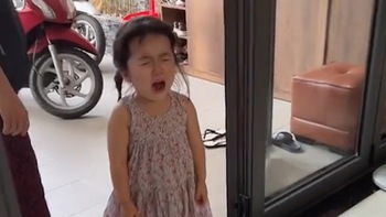 Bé gái đòi mẹ trả nước mắt để khóc tiếp vì không được đi siêu thị