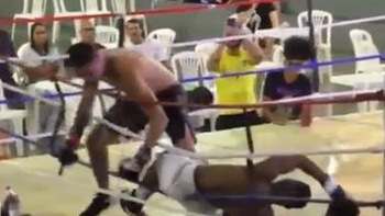 Bị đánh suýt knock-out, võ sĩ 'phản đòn' khiến đối thủ 'ngất trên cành quất'