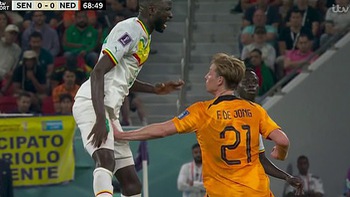 Tiền vệ Senegal bị chấn thương kỳ dị, sau khi 'dính chưởng' vào chỗ hiểm