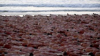 Hàng ngàn người khỏa thân trên bãi biển của Úc chụp ảnh tập thể