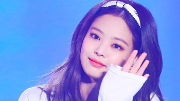 Jennie (BLACKPINK) tiết lộ món đồ ăn luôn mang theo trong túi xách