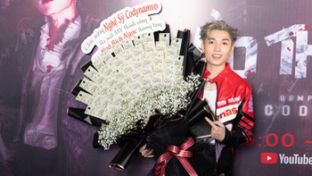 Choáng: Cody Nam Võ được fan tặng bó hoa hình vương miện, kết bằng tiền thật