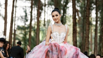 Hoa hậu Mutya Datul diện đầm 20kg, chật vật catwalk giữa rừng