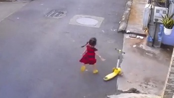 Bé gái phản xạ 'nhanh như chớp' khi thấy xe scooter mất lái