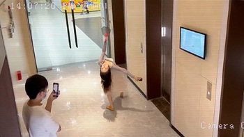 Video hài nhất tuần qua: Cô gái đỏ mặt khi múa cổ trang chờ thang máy
