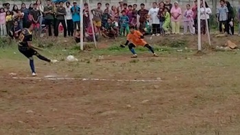 Thủ môn bắt penalty bị thủng lưới vì ăn mừng quá sớm (P3)