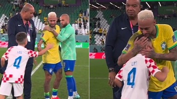 Con trai tiền đạo Croatia chạy đến an ủi Neymar khi Brazil bị loại