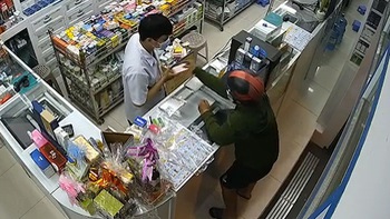 Dược sĩ đứng hình khi bị khách giả vờ mua thuốc để cướp điện thoại