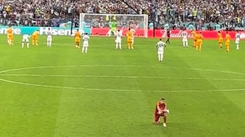 Khoảnh khắc thủ môn Emiliano Martinez không dám nhìn Messi sút penalty