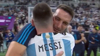 HLV Argentina xúc động khi ôm Messi sau chiến thắng 3-0 trước Croatia