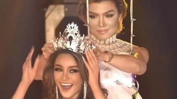 Chủ tịch Miss Fabulous International đu người như diễn xiếc để trao vương miện