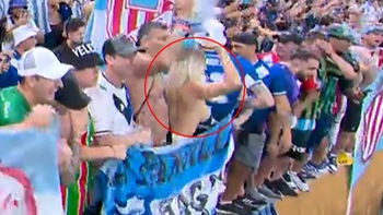 Fan nữ Argentina cởi phăng áo, để ngực trần cổ vũ đội nhà