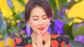 Lưu Gia Linh đeo vàng nặng trĩu người, nhẫn ‘siêu to siêu khổng lồ'