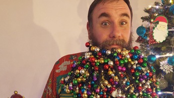 Lập kỷ lục Guinness nhờ trang trí bộ râu dài như cây thông Noel