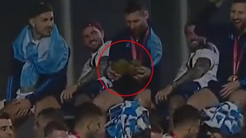 Messi bật cười khi được tặng 'Ninja rùa nhồi bông'