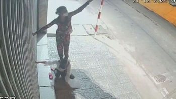 Hai cô gái lén lút trộm bóng đèn bị nghiệp quật